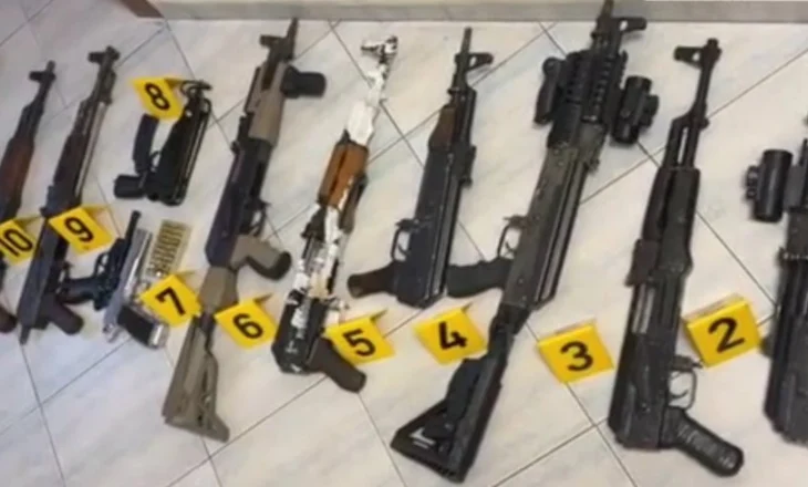 Zbulohet arsenal në Fier, sekuestrohen 13 armë zjarri e municion luftarak! Pranga 38-vjeçarit (VIDEO)