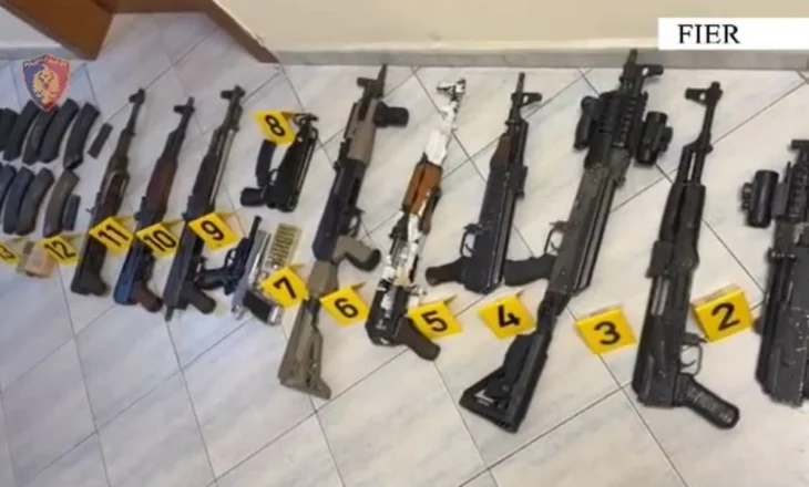 Zbulohet baza kriminale në Fier ku mbahej ‘arsenali’ i armëve, sekuestrohen automatikë, silenciatorë e pistoleta