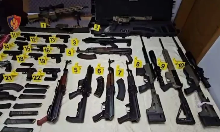Zbulohet baza ku fshihej një arsenal armësh, dyshohet se ishin të trafikuara, një i arrestuar dhe dy në kërkim