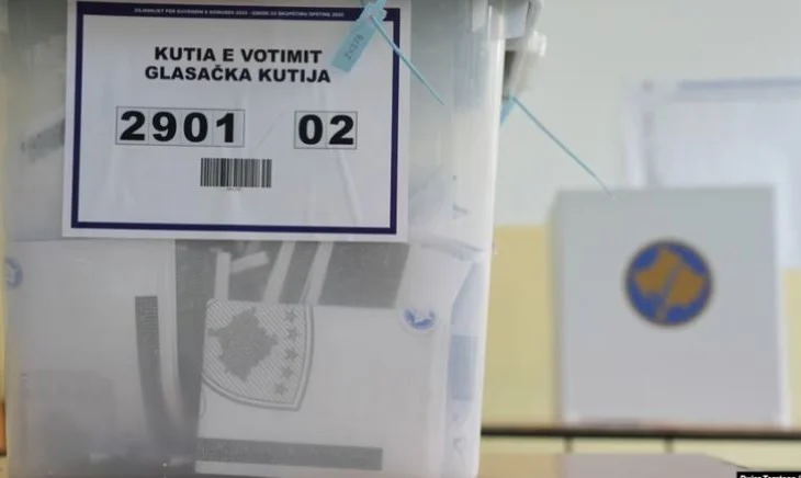 Zgjedhjet lokale në Kosovë/ Fillon numërimi i votave me postë, a ndikojnë në rezultat?