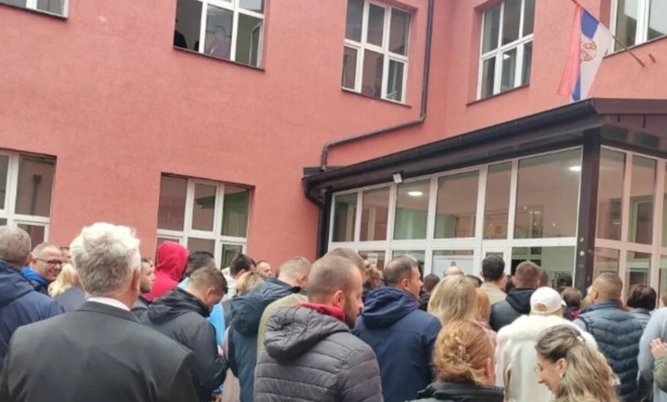 Zgjedhjet lokale në Kosovë/ Serbët në veri të Mitrovicës shkojnë në grup për të votuar (VIDEO)