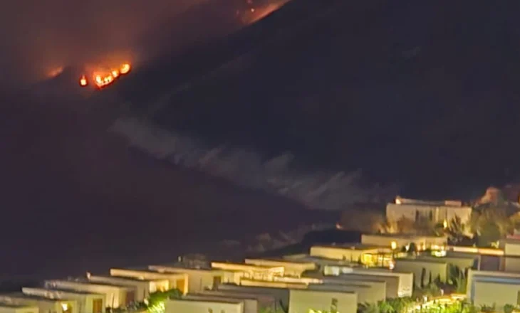 Zjarr i madh në afërsi të Gjirit të Gramës në Vlorë