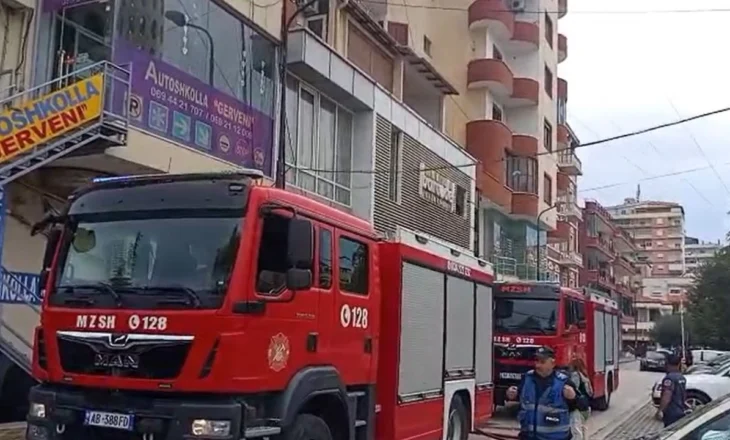 Zjarr në katin e 8 të një pallati pranë xhamisë në Fier, shkrumbohet apartamenti