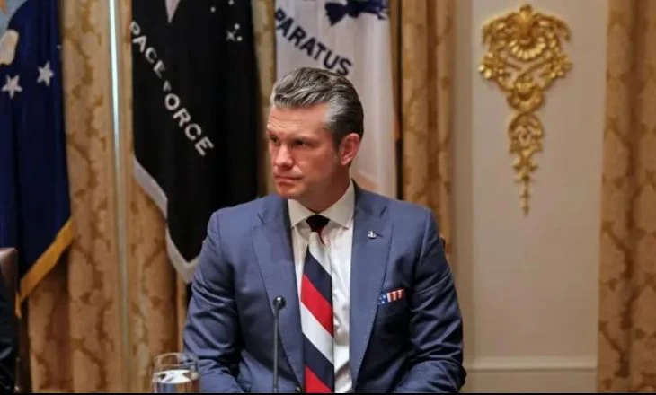 Zyrtari amerikan vendos kravatën me ngjyrat e flamurit rus gjatë takimit me Zelenskyn, Rusia e konsideron …
