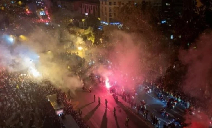 1 vit nga tragjedia në Novi Sad/ Studentët ‘pushtojnë’ Beogradin një natë para! Thirrje qytetarëve të mblidhen së bashku