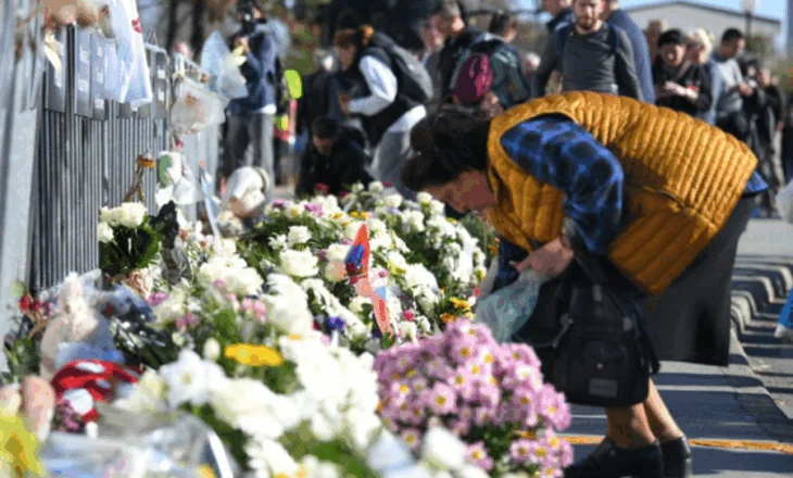 16 minuta heshtje në nderim të viktimave të tragjedisë, mijëra qytetarë e studentë mblidhen në Novi Sad
