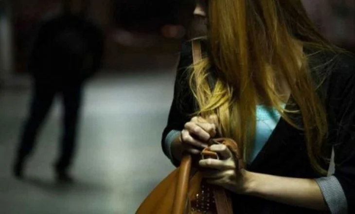 24-vjeçarja përndiqet me makinë, të dhënat personale ia publikojnë në rrjetet sociale