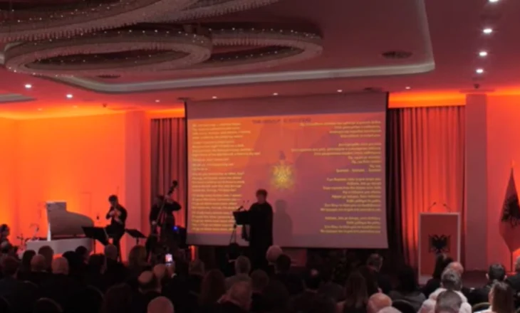 28-29 Nëntori festohet edhe në Greqi/ Salla mbushet me flamuj shqiptarë, ceremoni për festat kombëtare