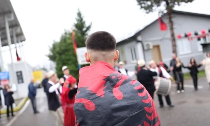 28 Nëntori/ Nga Morina në Kakavijë, shqiptarët kthejnë pikat doganore në ‘arenë’ feste me flamuj e veshje kombëtare, Rama ndan pamjet