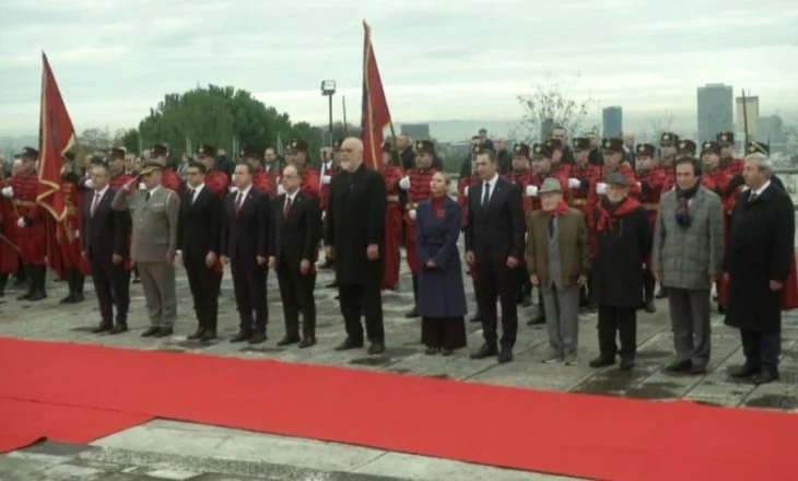 29 Nëntori/Homazhe në varrezat e Dëshmorëve për ditën e Çlirimit të vendit. Të pranishëm Begaj, Rama dhe Peleshi