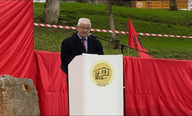 29 nëntori/ Pjesëmarrësit e UÇK-së dhe qytetarët nderojnë komandant Tahir Sinanin