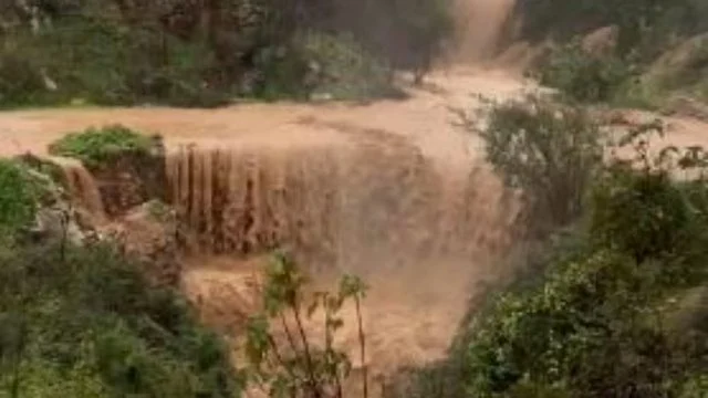 3 fshatra të izoluar në Delvinë, shkatërrohet ura e e fshatit Leftrehor