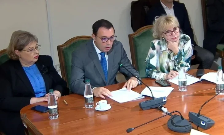 “35 zonja shkojnë në një tualet”/ Kreu i Autoritetit të Konkurrencës ankohet për kushtet: Si sardele, nuk mban më