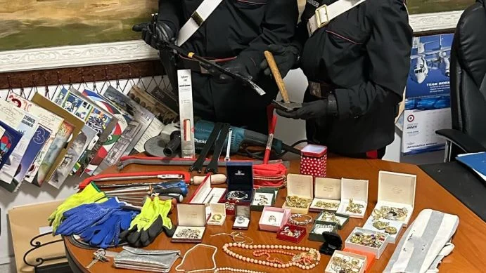 4 “skifterët” shqiptarë/ Vjedhin bizhuteri e para