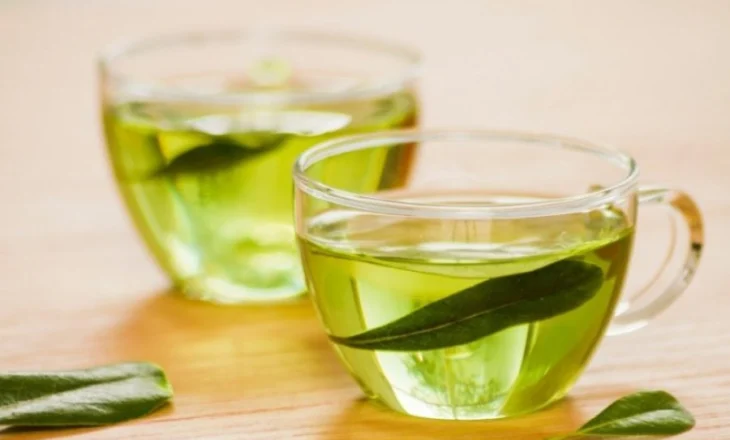 4 suplemente që nuk kombinohen mirë me çajin jeshil