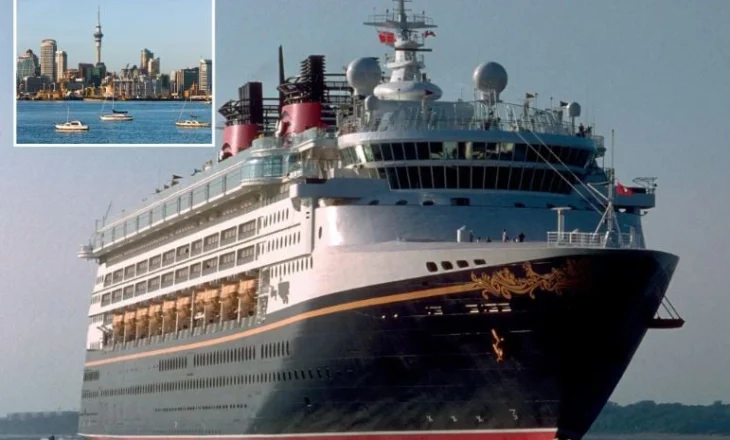 73-vjeçari bie nga anija turistike gjatë udhëtimit për në Zelandën e Re, ekipet e shpëtimit prej orësh në kërkim të burrit