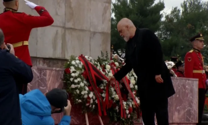 81 vite nga Çlirimi i Shqipërisë! 29 nëntori, data që ndau politikën- E majta homazhe në Varrezat e Dëshmorëve