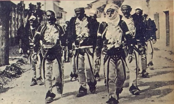 A është më mirë me ecë para apo prapa arkivolit? Ja çka thotë populli…