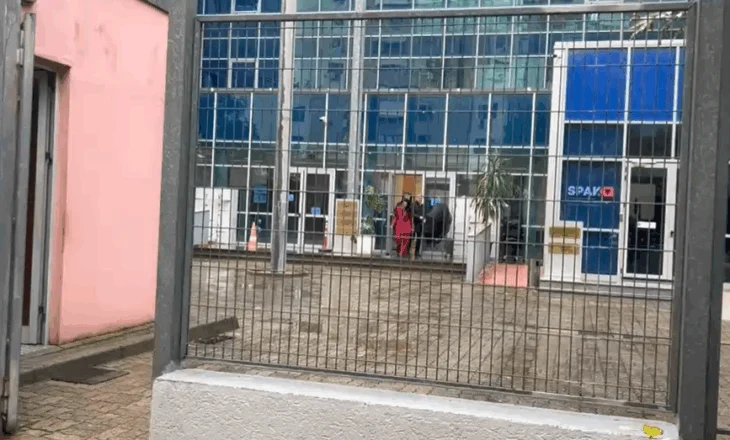 Abuzim tenderin e ‘Llogarasë’ dhe ‘Unazës së Madhe’/ Belinda Balluku del nga gjykata, seanca shtyhet me dy orë për njohjen e akteve nga mbrojtja