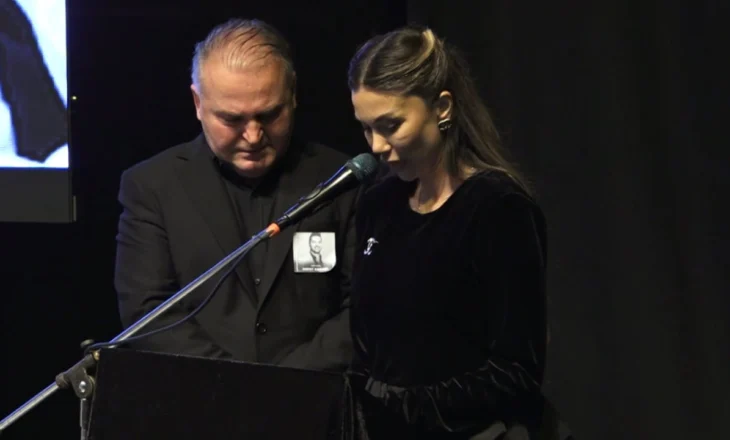 Adelina Tahiri në lot gjatë homazheve për Shpat Kasapin: Sot, ti po këndon me engjëjt