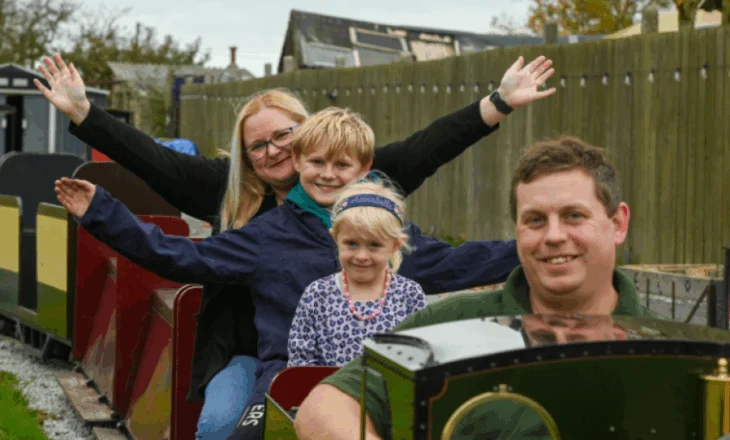 Adhuruesi i trenave ndërton një hekurudhë funksionale në miniaturë në oborrin e tij