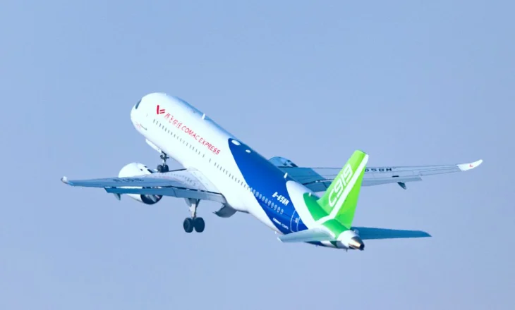 Aeroplani kinez “C919” bën debutimin në Lindjen e Mesme në Ekspozitën Ajrore të Dubait 2025