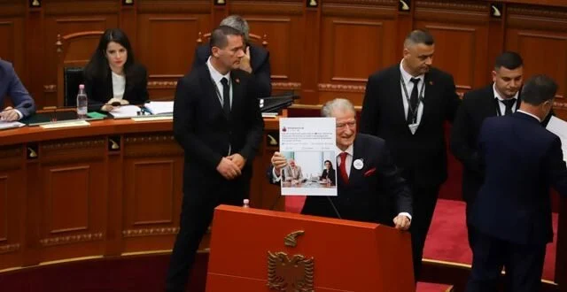 Afera tunelit të Llogarasë, Berisha vendos foton e takimit në Ankara në karrigen bosh të Ramës