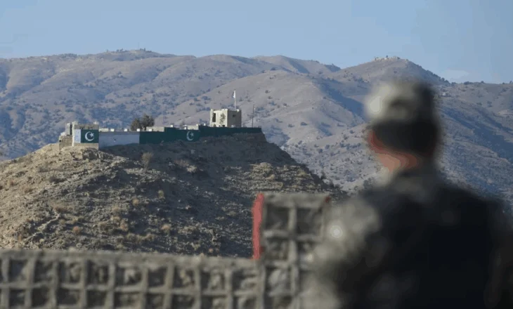Afganistani dhe Pakistani këmbejnë zjarr në kufi, teksa nisi bisedimet për paqe