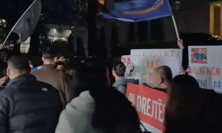 Agron Shehaj me disa mbështetës të tij para Kryeministrisë, me pankarta dhe thirrje për Ballukun