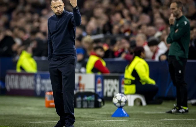 Ajaks, klubi largon trajnerin Heitinga