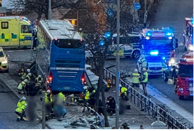 Aksident horror në Stokholm! Përplaset autobusi dykatësh, disa të vdekur