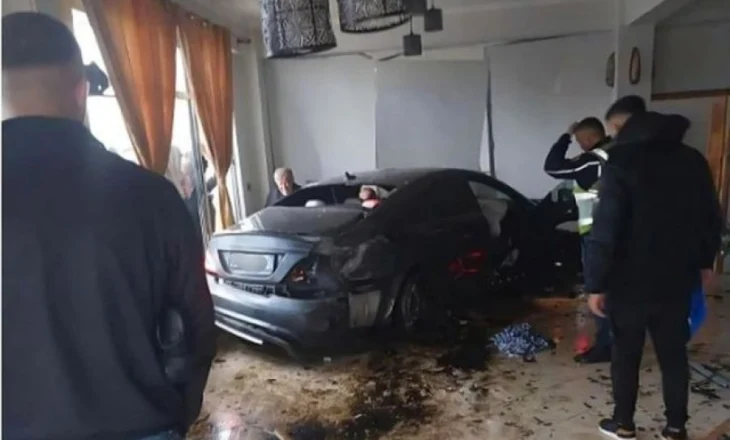 Aksident i frikshëm/ Makina del nga rruga, dhe futet në lokal, detajet e para