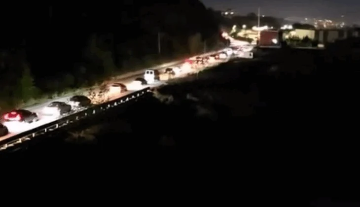 Aksident i rëndë në autostradën Tiranë-Elbasan, përplasen 8 makina në dalje të tunelit. Tre prej tyre përfundojnë mbi njëra-tjetrën