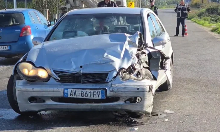 Aksident i rëndë në Fier/ Dy makina përplasen me njëra-tjetrën, gjashtë të plagosur transportohen në spital
