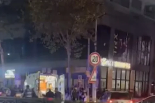 Aksident i rëndë në Kamëz, automjeti me shpejtësi të lartë përplas vajzën te vijat e bardha