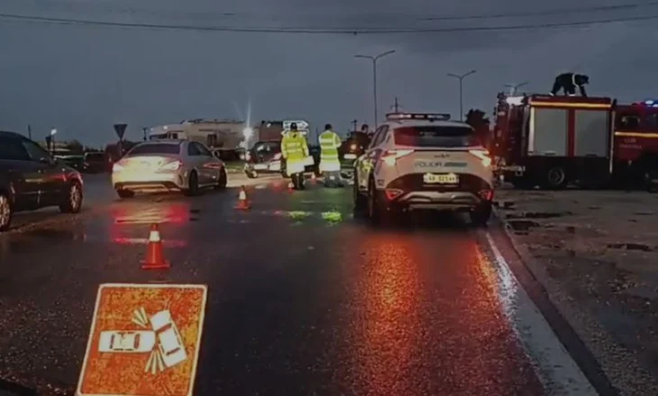 Aksident i rëndë në Lushnjë-Rrogozhinë, makinat përplasen ‘kokë më kokë’! “Ford”-i shpërthen në flakë (FOTO)