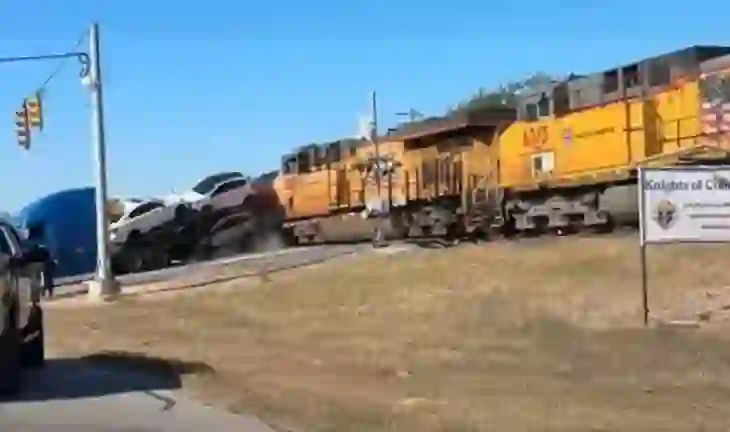 Aksident i rëndë në Texas, kamioni ngec në shina dhe përplaset me trenin