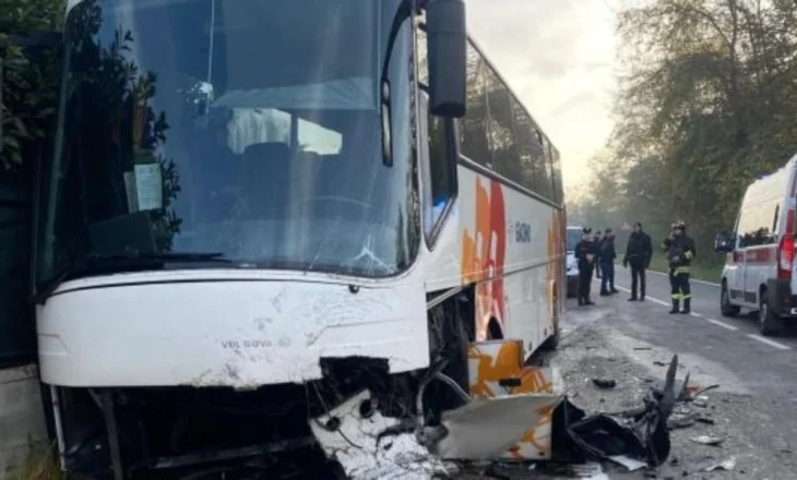 Aksident i rëndë në Torino të Italisë/ Autobusi me 50 nxënës përplaset me “BMW”-në, humb jetën drejtuesi, 20 të plagosur