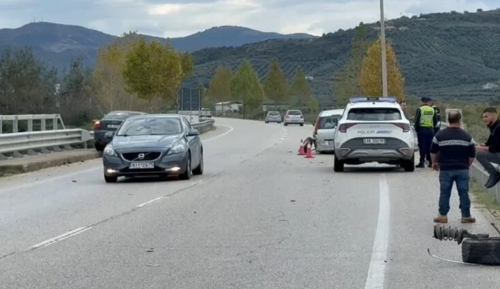 Aksident i trefishtë në aksin Fier-Cakran, plagoset një person