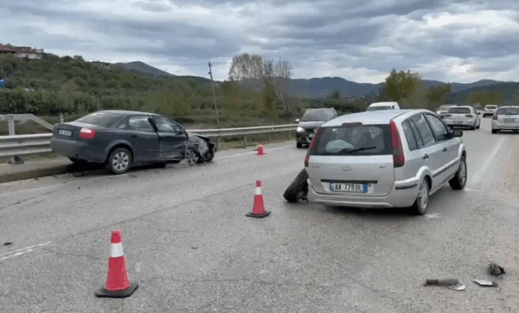 Aksident i trefishtë në aksin Levan–Tepelenë, një i plagosur dërgohet me urgjencë në spital