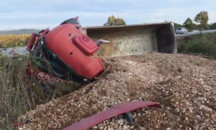 Aksident në aksin Berat–Lushnjë, plagoset drejtuesi i kamionit