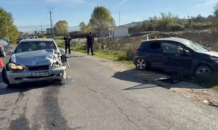 Aksident në aksin Fier- Roskovec, plagosen 4 persona, makinat bëhen copash nga përplasja