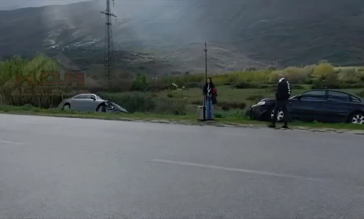 Aksident në aksin Gjirokastër–Tepelenë, dy automjete përfundojnë jashtë rruge për shkak të shpejtësisë