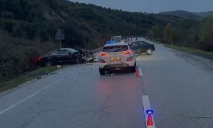 Aksident në aksin Levan–Tepelenë, tre makina kokë më kokë, dërgohen në spital dy të plagosur (VIDEO)