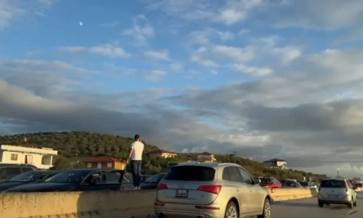 Aksident në aksin Lushnjë-Rrogozhinë, digjet makina, shpëtojnë mrekullisht nëna me fëmijët