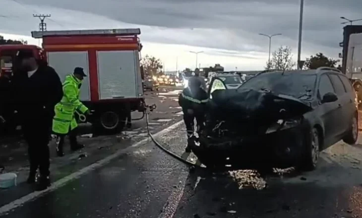 Aksident në aksin Lushnje-Rrogozhinë, dy makinat përplasen ‘kokë më kokë‘, njëra shpërthen në flakë (Detaje)