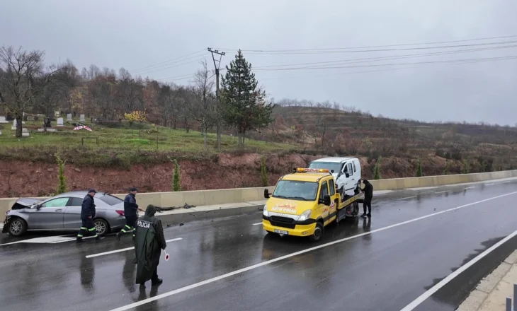 Aksident në aksin rrugor Maqellar-Peshkopi, dy automjete përplasen “kokë më kokë”/ Pesë persona përfundojnë në spital