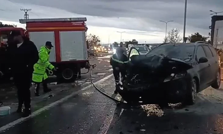 Aksident në autostradën Lushnjë–Rrogozhinë, merr flakë një automjet