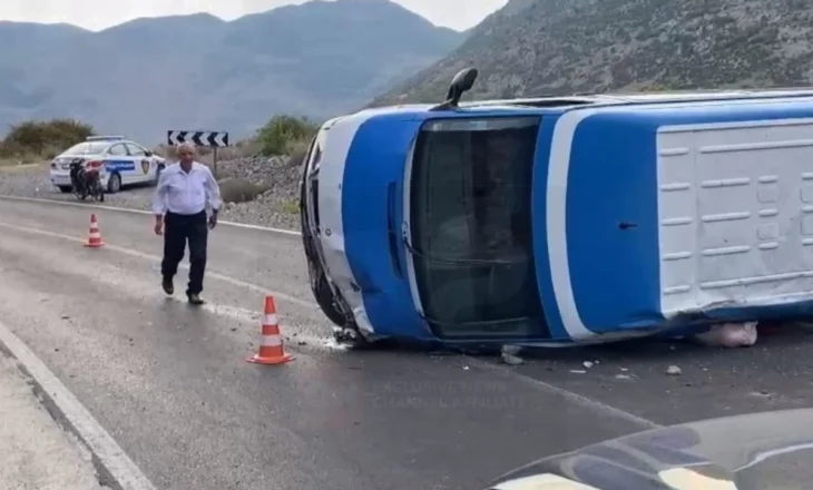 Aksident në Dibër: Shoferi i dehur nxjerr furgonin nga rruga, pesë të plagosur