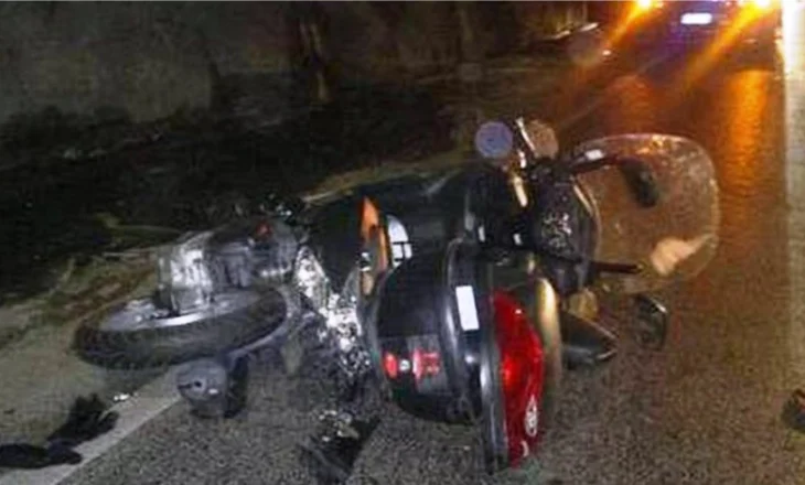 Aksident në mes të Shkodrës, makina përplaset me motorin, përfundon në spital 19- vjeçari…